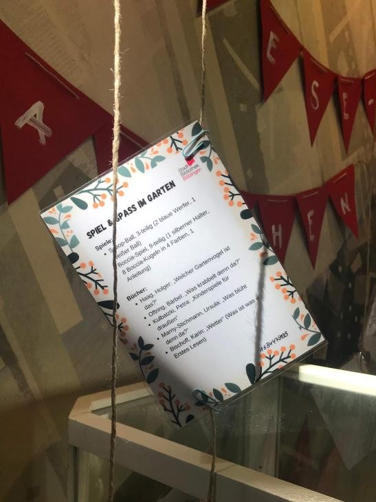 Platzhalter hängt zur Abholung an Leine