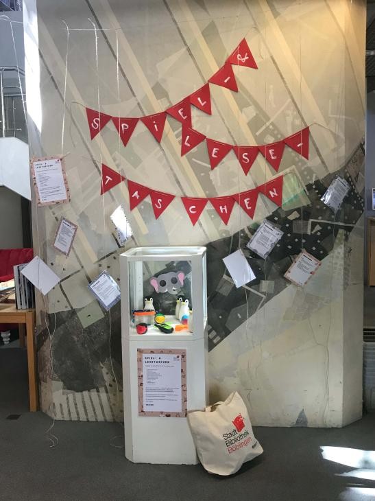 Vitrine mit beispielhaftem Tascheninhalt im Eingangsbereich.