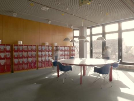 Großer Tisch vor dem Zeitschriftenregal