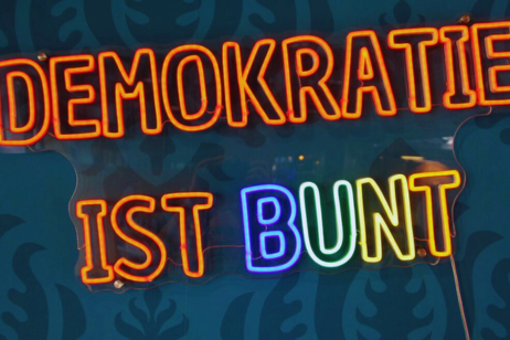 Leuchtschriftzug: Demokratie ist bunt