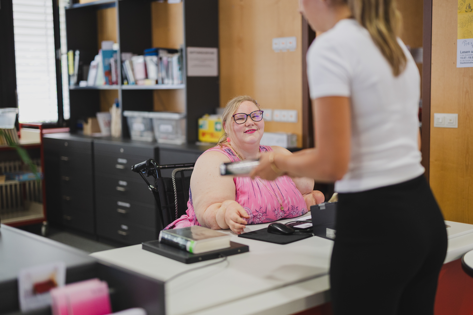 Bücherregal in der Bibliothek