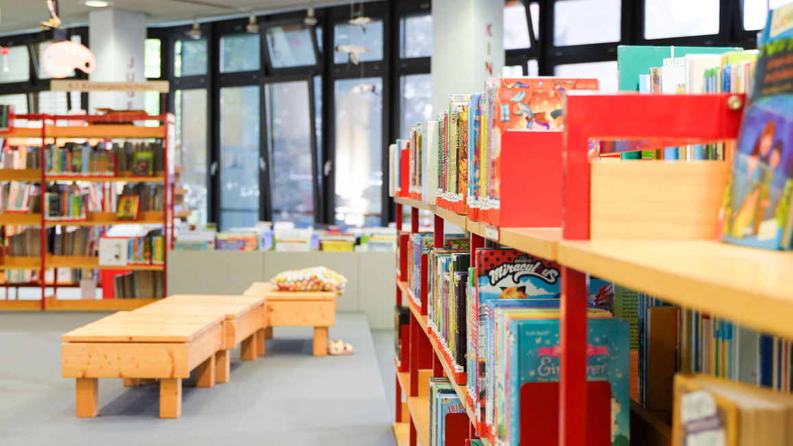 Bücherregal in der Bibliothek
