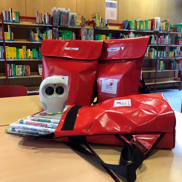 Leserucksäcke mit Büchern und anderen Medien