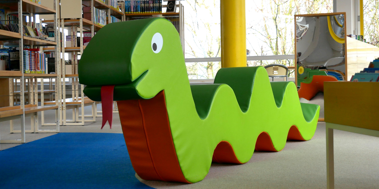 Bücherregal in der Bibliothek