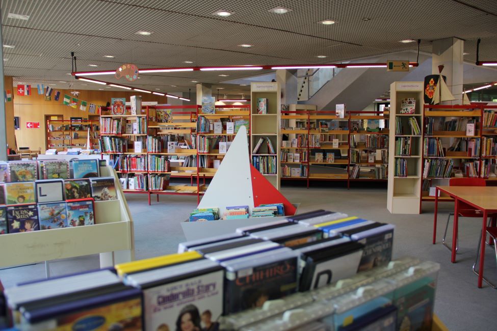 Bücherregal in der Bibliothek