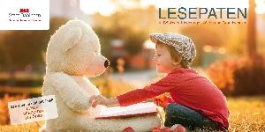 Flyer Lesepaten: Kind mit großem Teddybär und Buch